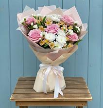 Букет цветов из:  Гвоздики, Орхидеи и Розы в Незамаевской