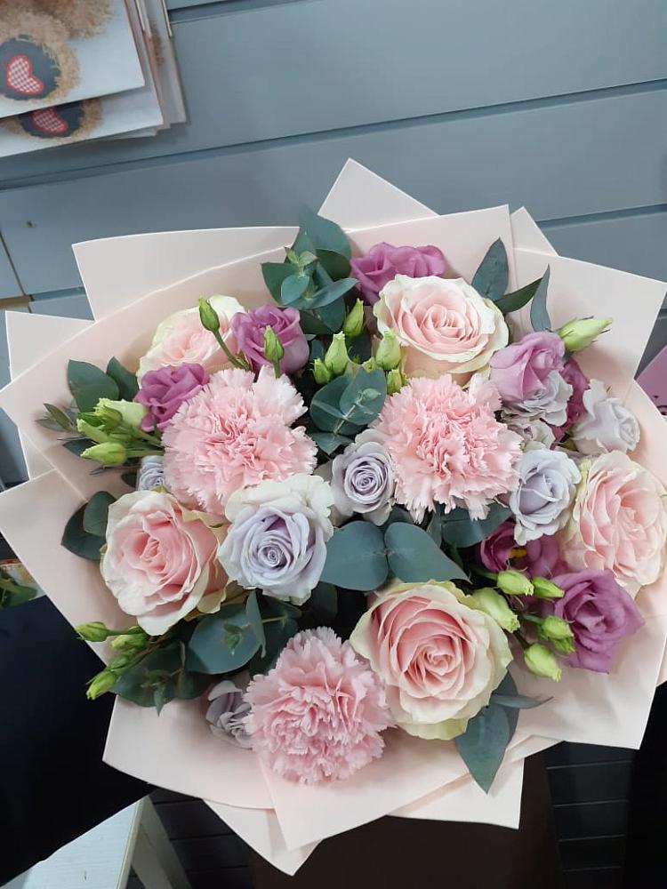 Букет цветов из: Розы, Гвоздики и Лизиантусы в Незамаевской